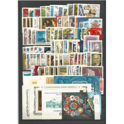 Полный годовой комплект почтовых марок и блоков СССР за 1983 год